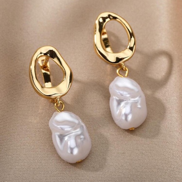 NEW!! Elegant Baroque Dangle Earrings - Picture 3 of 4